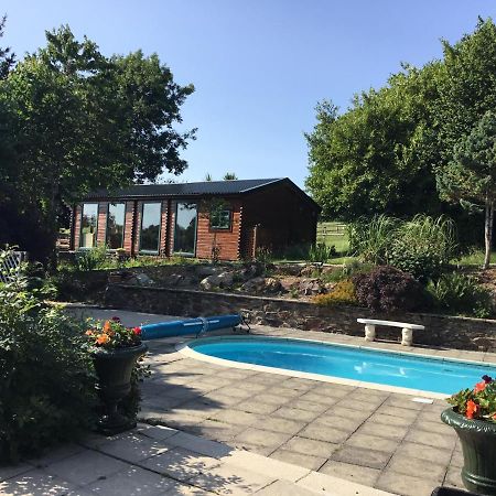 ליסקירד Tudor Lodge With Pool & Bbq Cabin מראה חיצוני תמונה