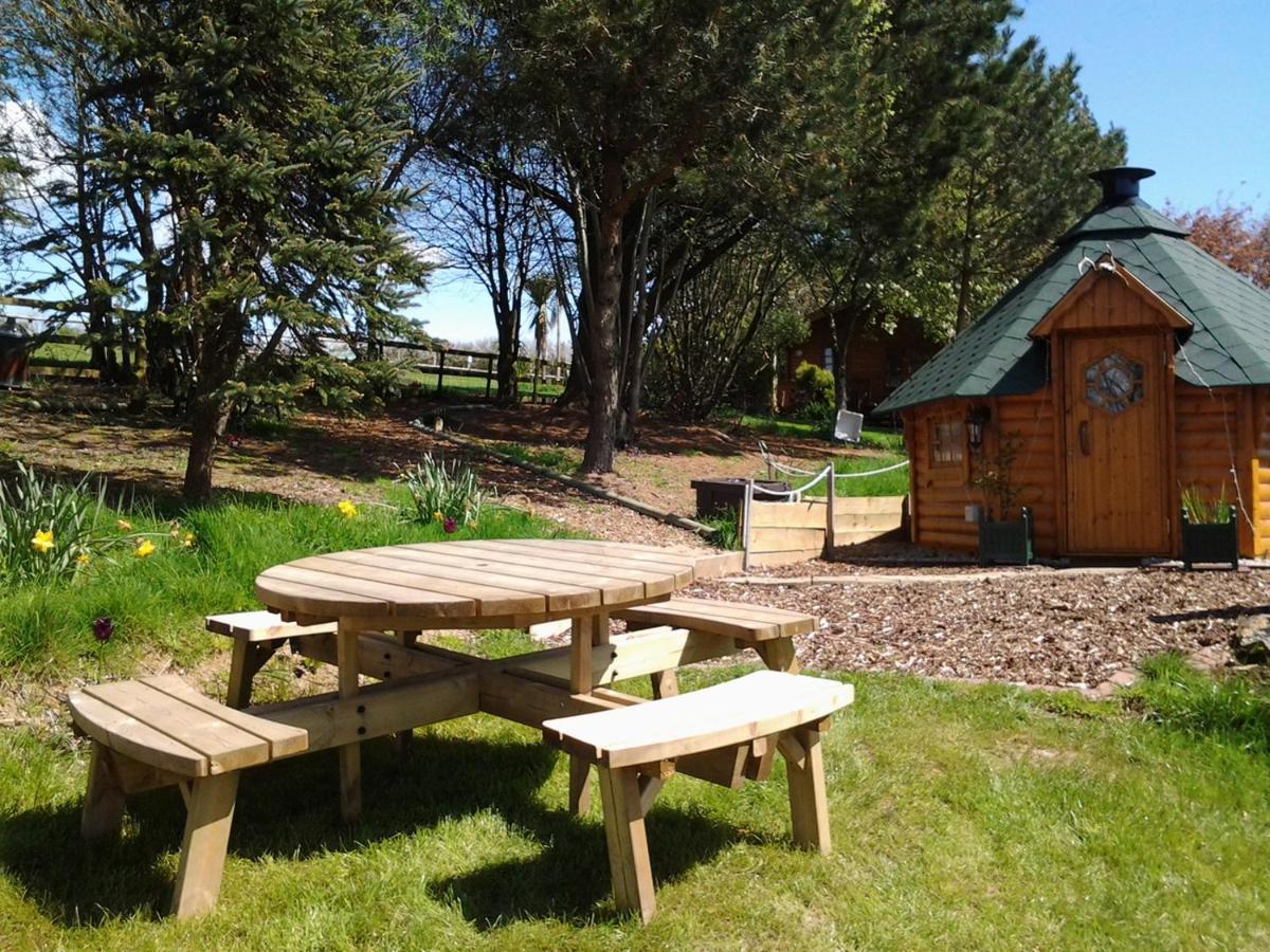 ליסקירד Tudor Lodge With Pool & Bbq Cabin מראה חיצוני תמונה