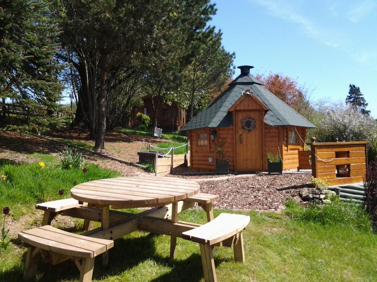ליסקירד Tudor Lodge With Pool & Bbq Cabin מראה חיצוני תמונה