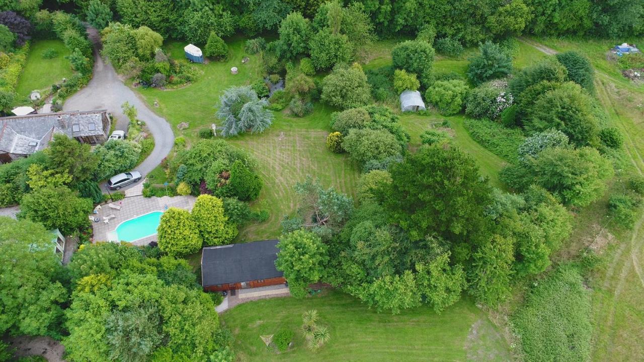 ליסקירד Tudor Lodge With Pool & Bbq Cabin מראה חיצוני תמונה
