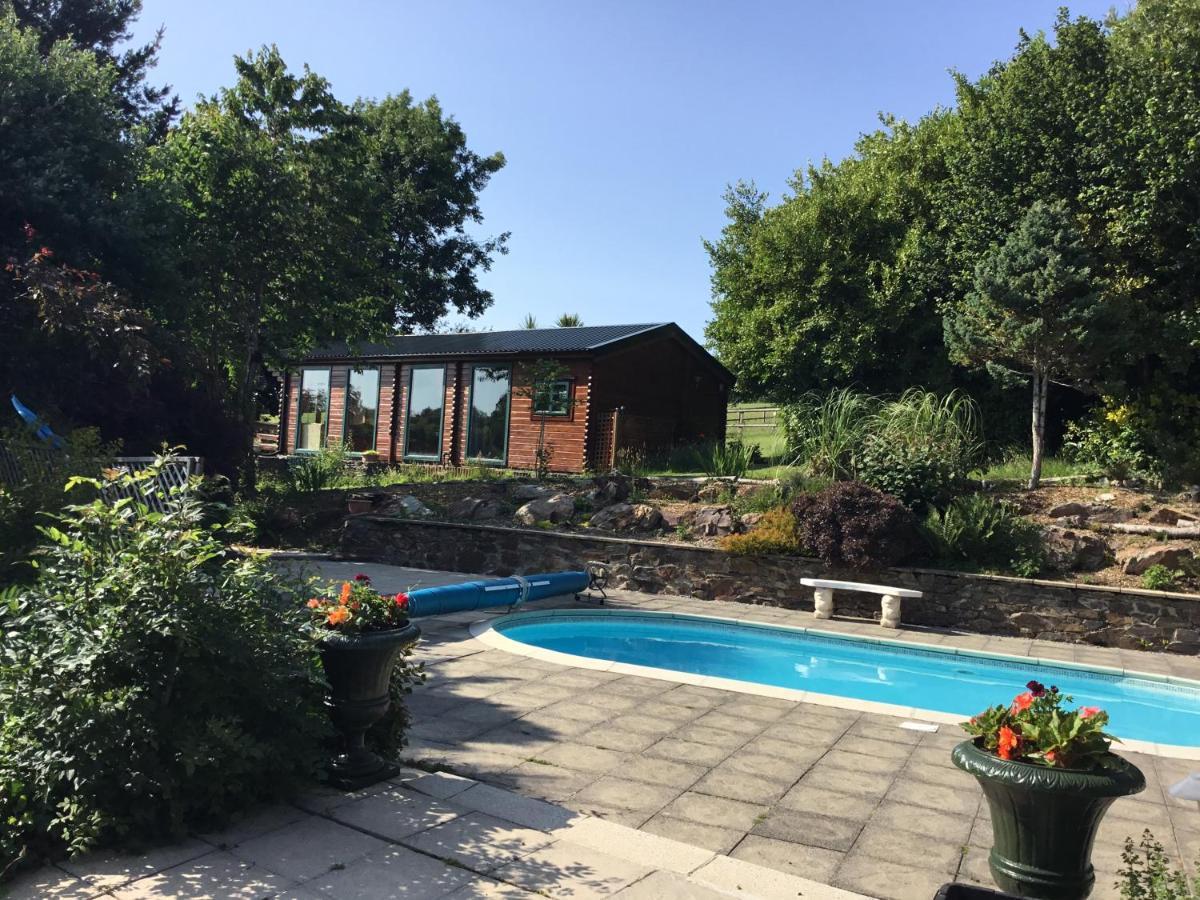 ליסקירד Tudor Lodge With Pool & Bbq Cabin מראה חיצוני תמונה