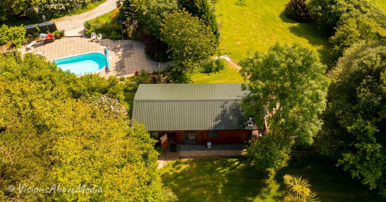 ליסקירד Tudor Lodge With Pool & Bbq Cabin מראה חיצוני תמונה