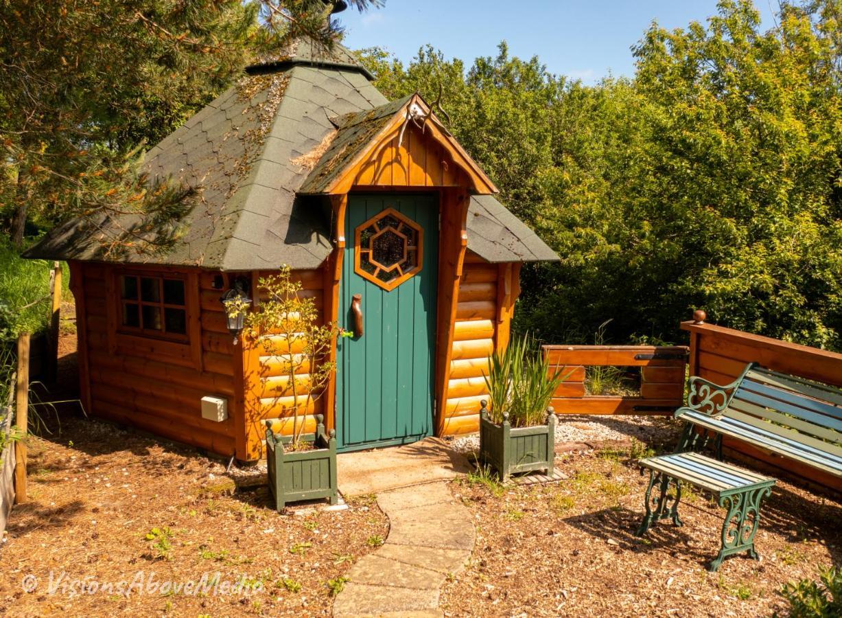 ליסקירד Tudor Lodge With Pool & Bbq Cabin מראה חיצוני תמונה