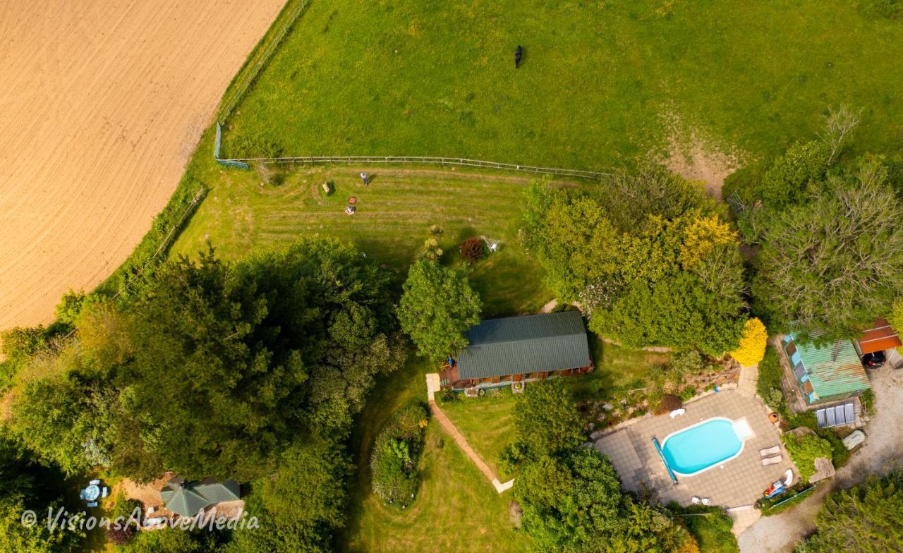 ליסקירד Tudor Lodge With Pool & Bbq Cabin מראה חיצוני תמונה