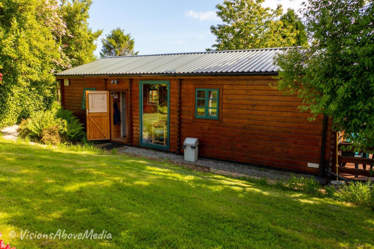ליסקירד Tudor Lodge With Pool & Bbq Cabin מראה חיצוני תמונה